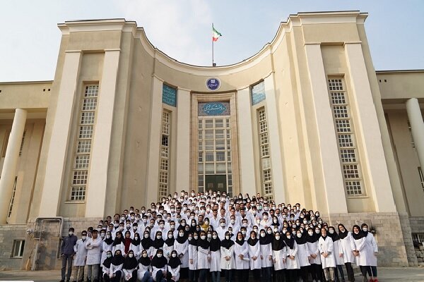 نمایی از دانشگاه پردیس و دانشجویان پزشکی و پیراپزشکی در این دانشگاه