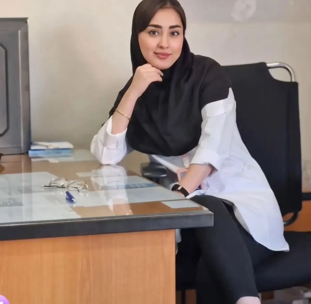 یک دانشجوی پزشکی عمومی در محل کارش